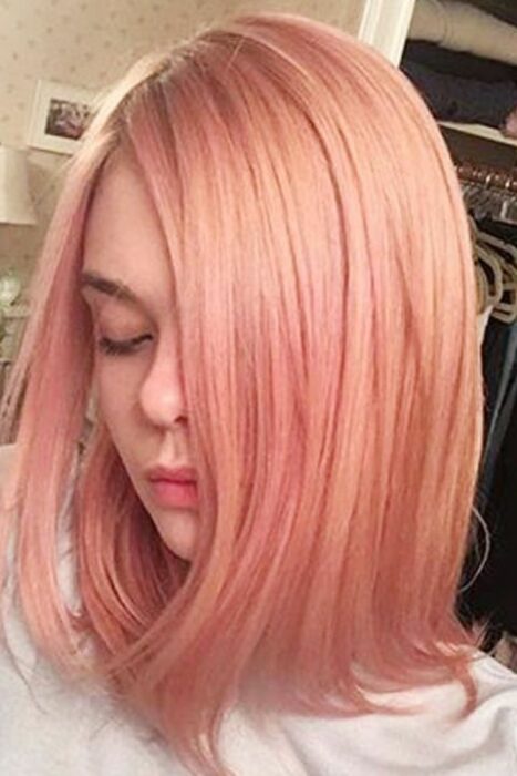 Elle Fanning con el cabello rosa