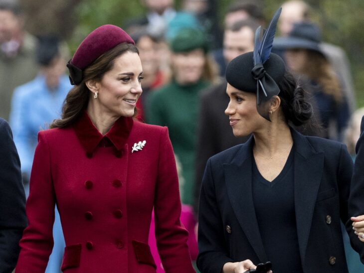 kate middleton y meghan markle caminado mientras van conversando durante un evento 