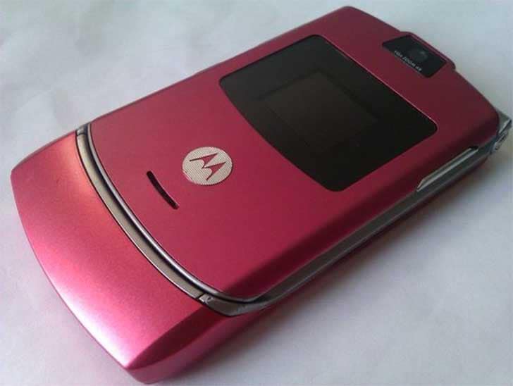 Celular Moto Rzr de color rosa que se abre y se cierra 