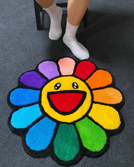 Tapete en forma de flor con pétalos de colores; Este local vende los tapetes más hermosos que verás