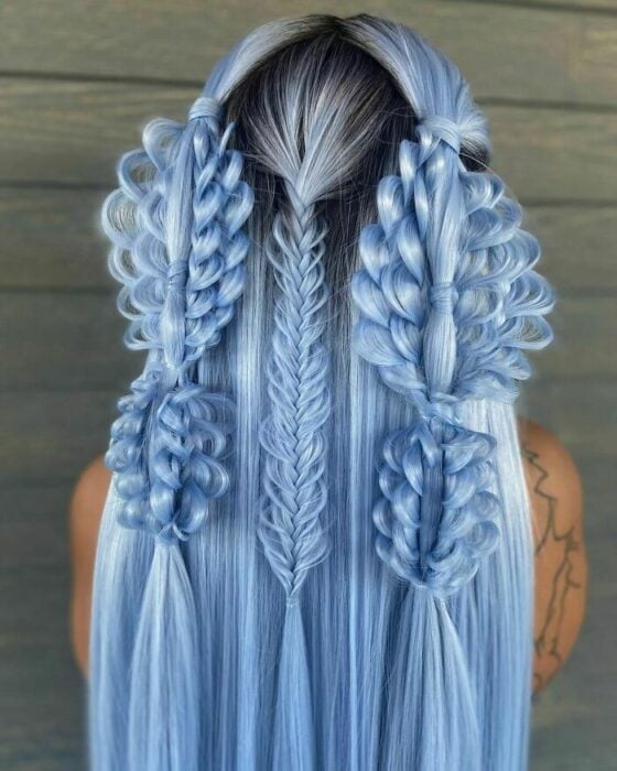 Chica con el cabello de color azul y trenzado de diferentes maneras 
