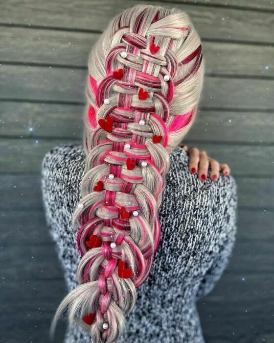 Chica con el cabello trenzado y teñido de rojo con rubio