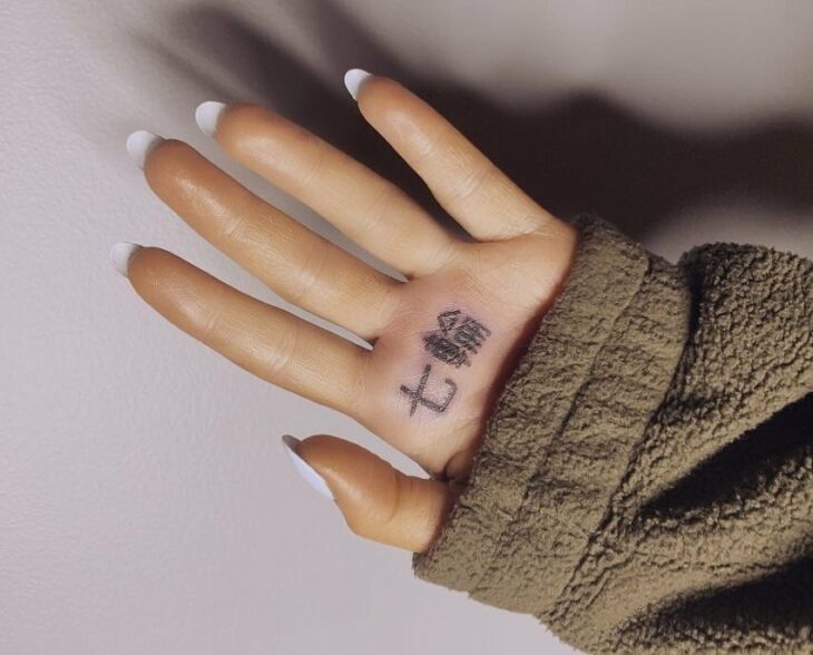 Tatuaje de Ariana Grande en la mano 