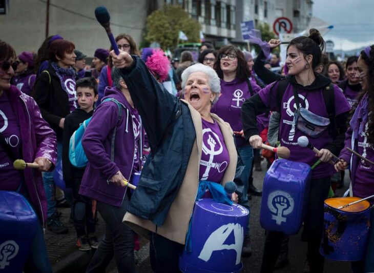 Mujer marchando el día internacional de la mujer 8 de marzo 2021