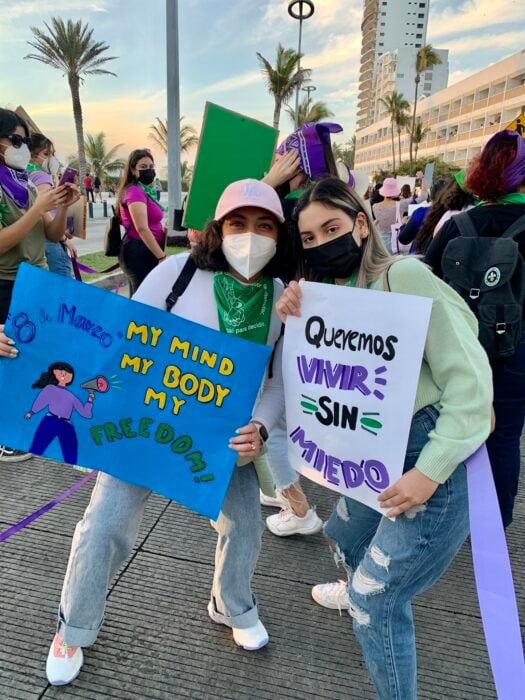 Mujeres sosteniendo pancartas durante la marcha del 8 de marzo 2021