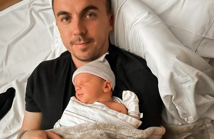Frankie Muniz sosteniendo en brazos a su bebé 