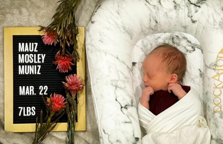 Foto de bienvenida del hijo de Frankie Muniz  en la que se ve al bebé recostado al lado de unas flores 