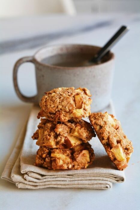 Galletas hechas con manzana y avena; Galletas saludables para eliminar el antojo