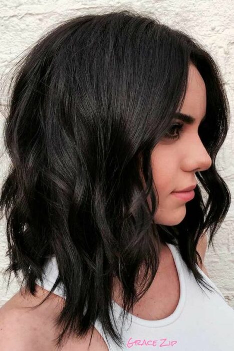 Chica con cabello al hombro con ondas en tono glossy black