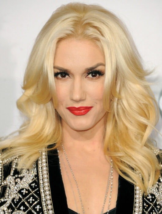 Gwen Stefani usando labial rojo