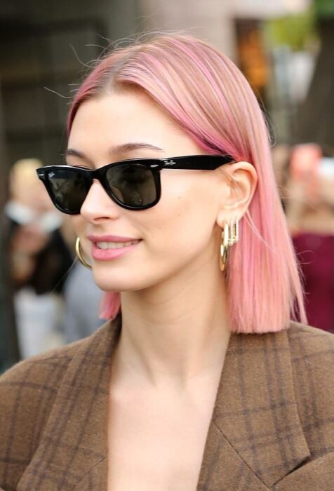 Hailey Bieber con el cabello rosa