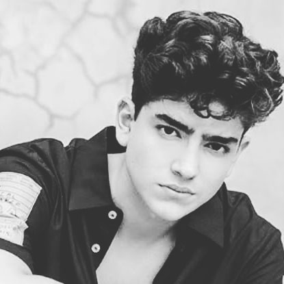 Ángel Gabriel Gomez posando para una fotografía de Instagram 