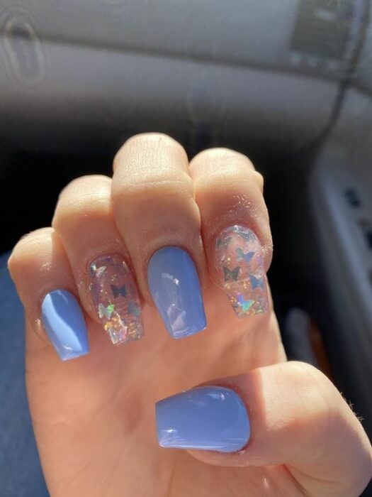 Manicura en color azul cielo con diseño de mariposas traslucidas; Ideas para manicura aesthetic