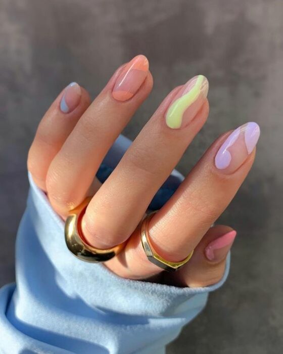 Manicura en tonos pastel con líneas desiguales; Ideas para manicura aesthetic