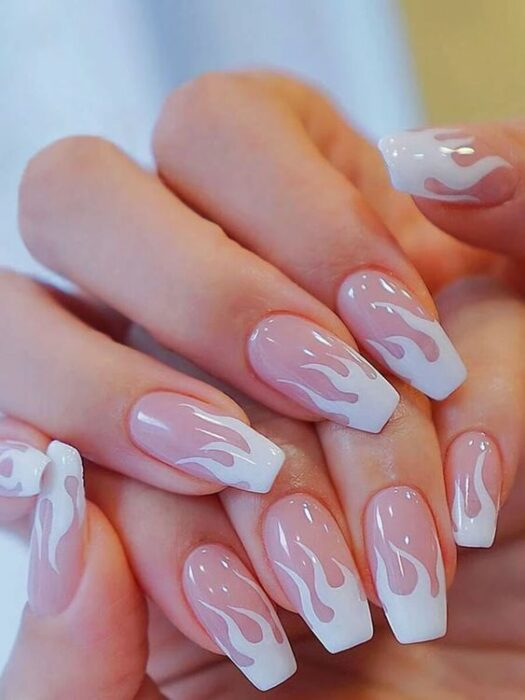 Manicura con simulación de flamas en tono blanco; Ideas para manicura aesthetic