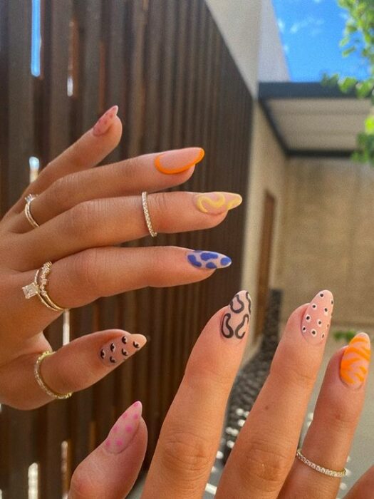 Manicura con efecto estampado de líneas desiguales; Ideas para manicura aesthetic