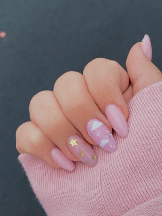 manicura rosa pastel con nubes de fondo; Ideas para manicura aesthetic