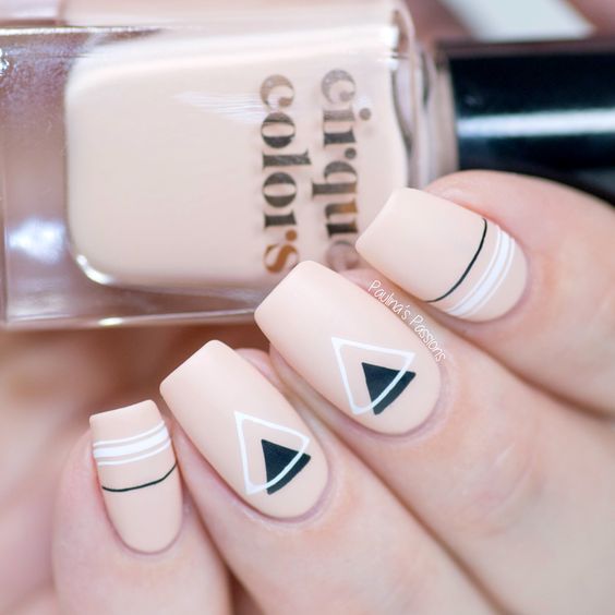 Manicura en tono rosa pálido con efecto mate; Ideas para manicura nude