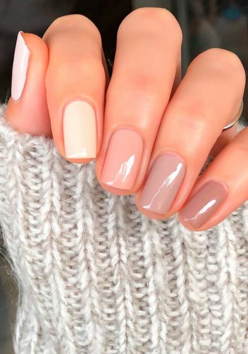 Manicura en diversos tonos nude con efecto degradado; Ideas para manicura nude