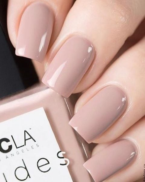 Manicura corta en tono rosa con efecto nude; Ideas para manicura nude