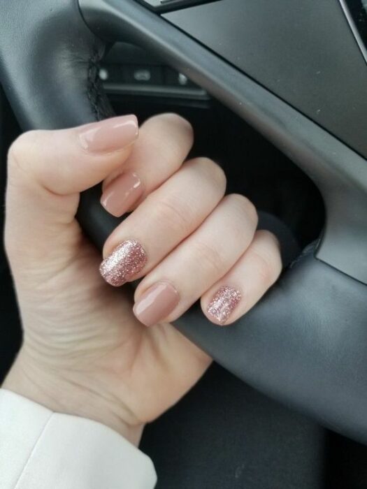 Manicura en tono nude con toques rosas y glitter; Ideas para manicura nude