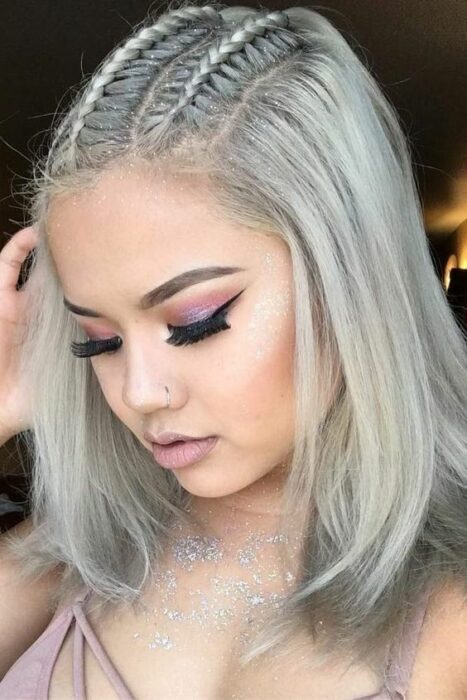 Chica con corte bob peinado con trenzas arriba; Ideas para peinar tu corte bob