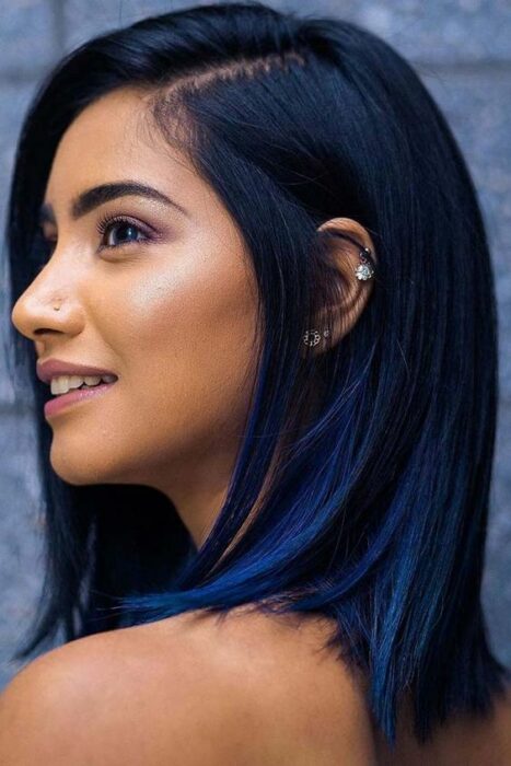 chica de perfil mostrando su cabello azul rey