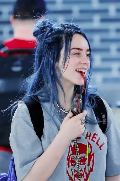 Billie Eilish con cabello azul 
