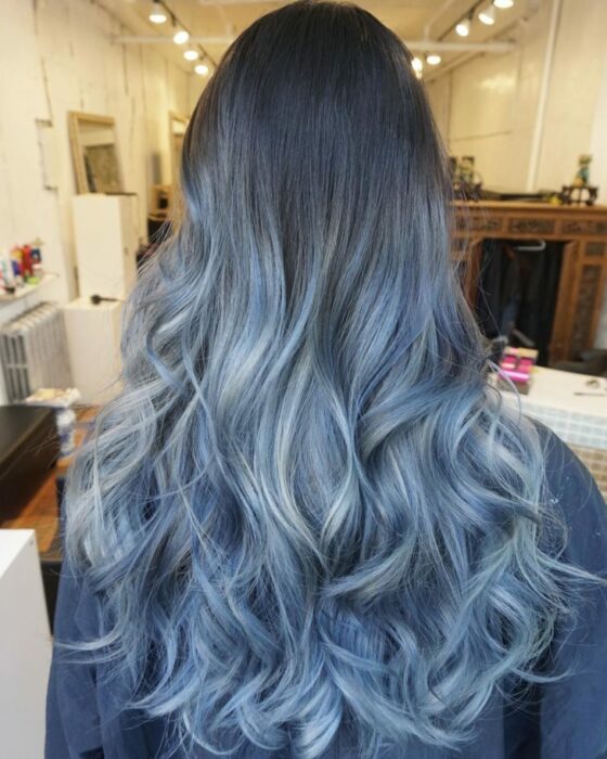 Chica mostrando su cabello azul grisáceo con destellos pastel