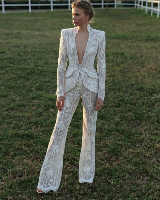 Chica usando un traje de color blanco con escote profundo