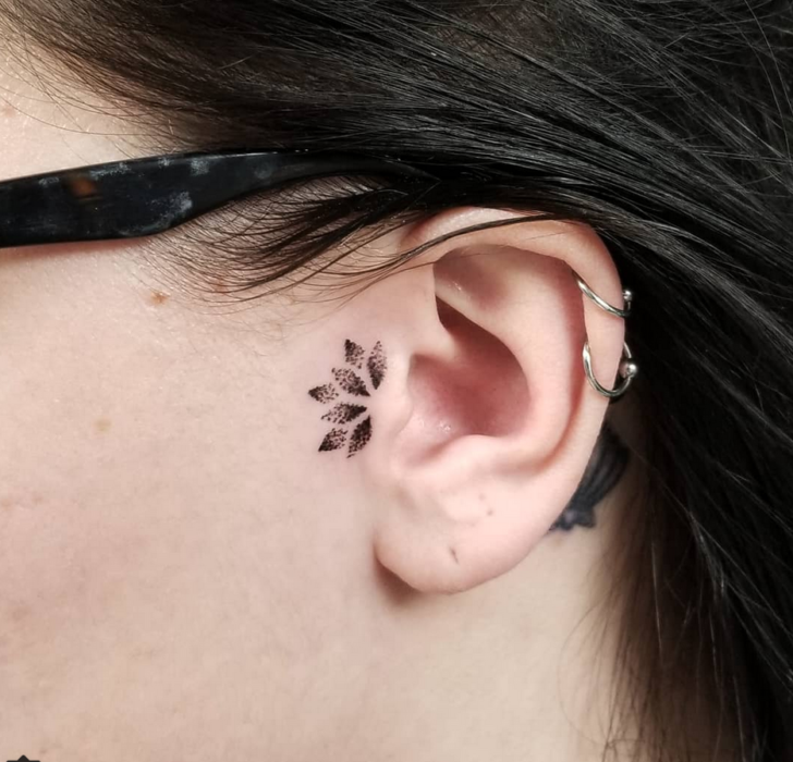 Chica con un tatuaje en la oreja en forma de mandala