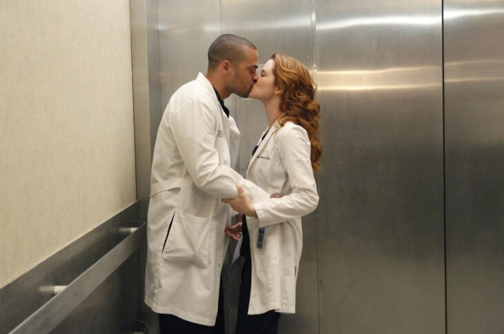 Escena de 'Grey's Anatomy' en la que Jackson y April se besan en el elevador