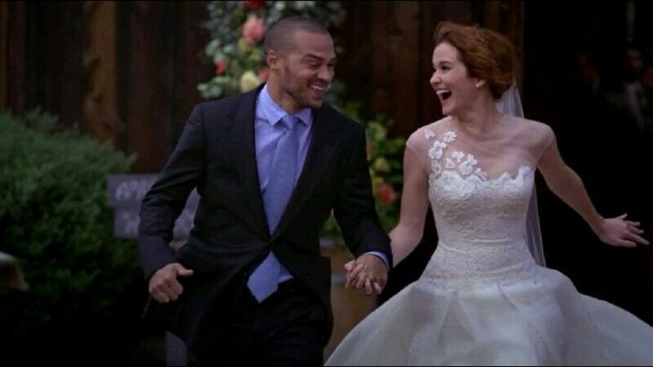 Escena de 'Grey's Anatomy' en la que se ve a Jackson y April corriendo felices