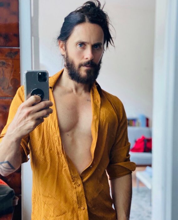 Jared Leto usando una camisa amarilla