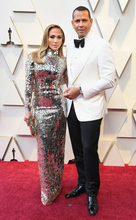 Jennifer Lopez y Alex rodriguez posando para una alfombra roja 