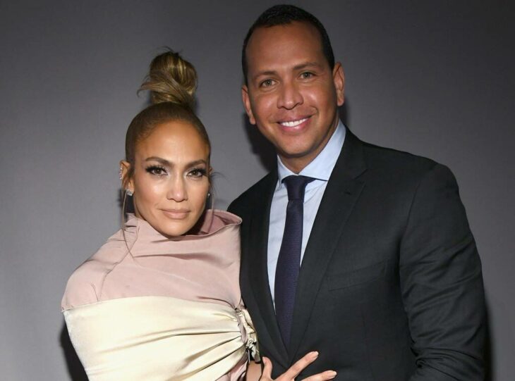 Jennifer Lopez y Alex rodriguez posando para una alfombra roja 