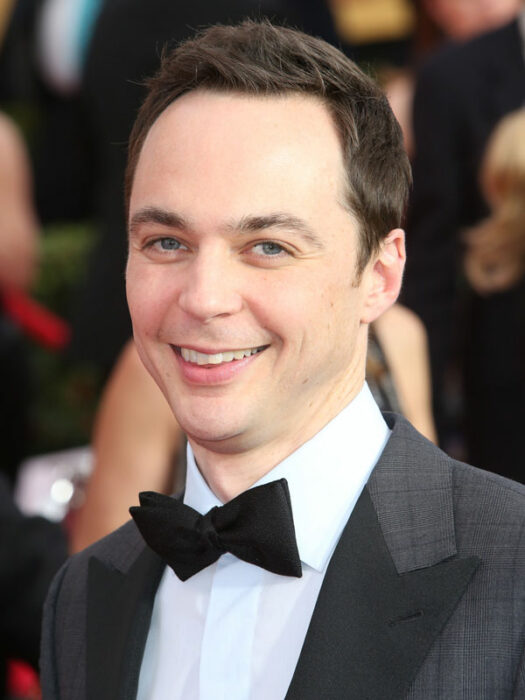 Jim Parsons usando traje de gala