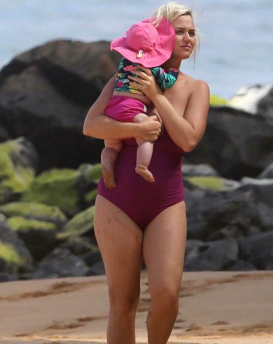 Katy Perry cargando a su bebé, Daisy Dove disfrutando de un día en una de las playas de Hawái