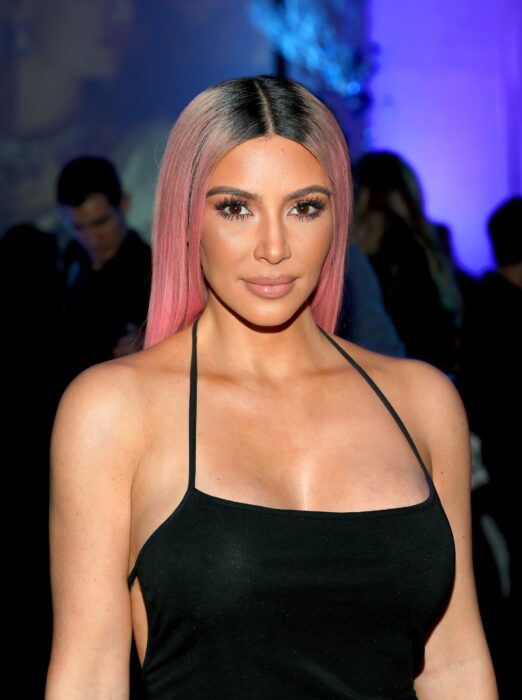 Kim Kardashian con el cabello rosa