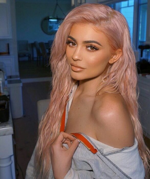 Kylie Jenner con el cabello rosa