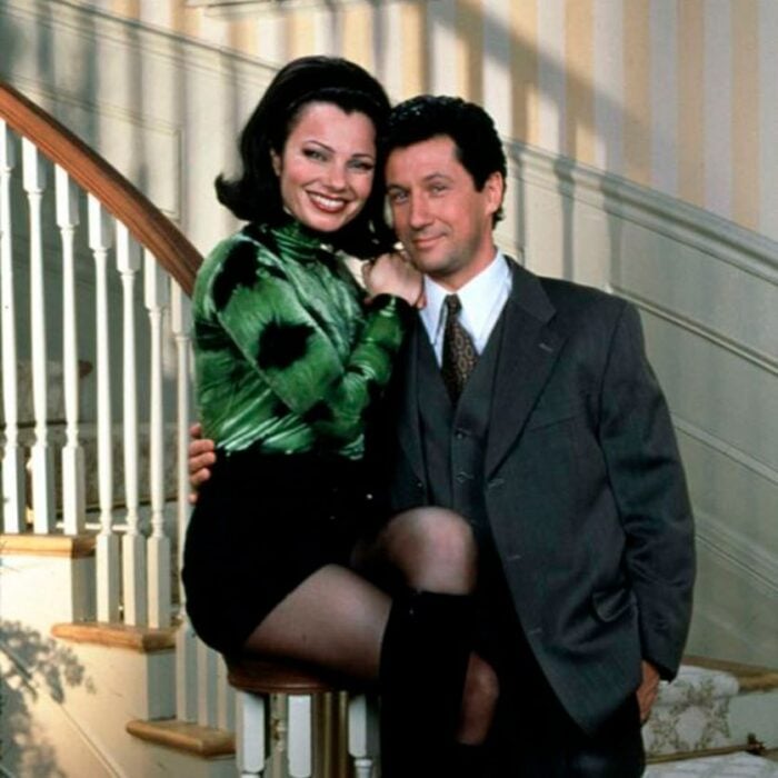 Escena de la serie La Niñera: Fran y Max abrazados mientras están en las escaleras 