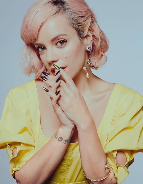 Lily Allen con el cabello rosa