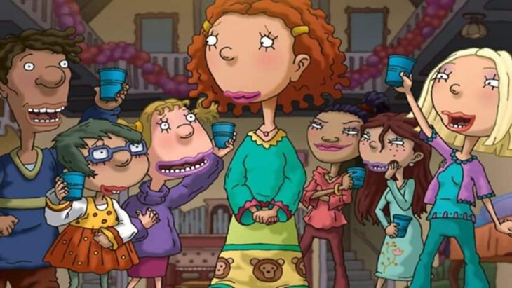 Escena del programa de Nickelodeon; Ginger paseando en el salón de clases