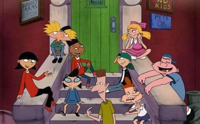 Escena del programa de Nickelodeon; ¡Oye! Arnold, todos los chicos frente al pórtico