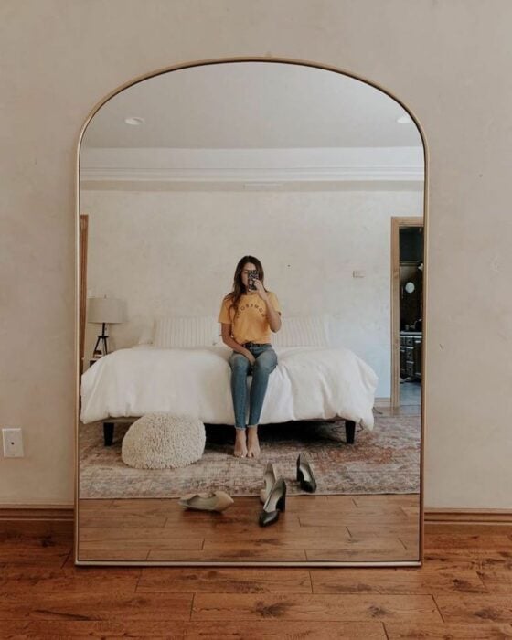 Rincón de una habitación decorado con un espejo de cuerpo completo 