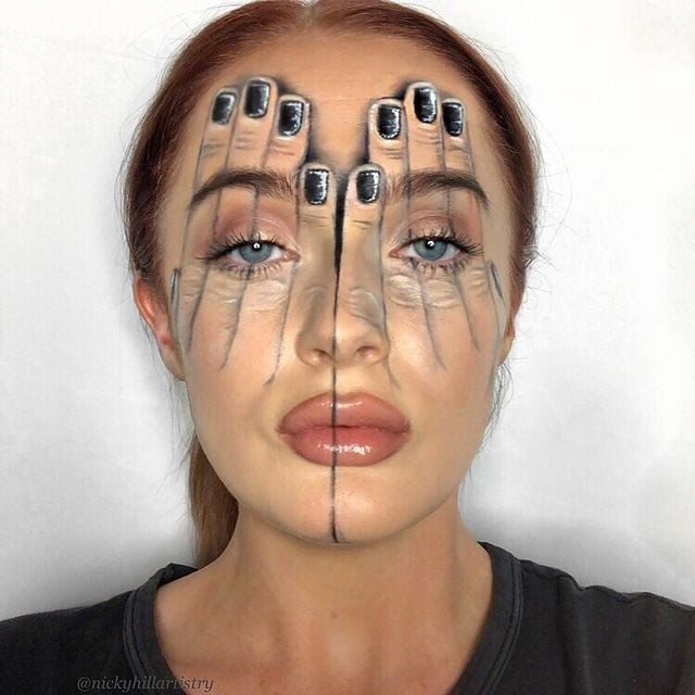 Nicky Hill, artista del maquillaje, creando una ilusión óptica como si cubriera su rostro