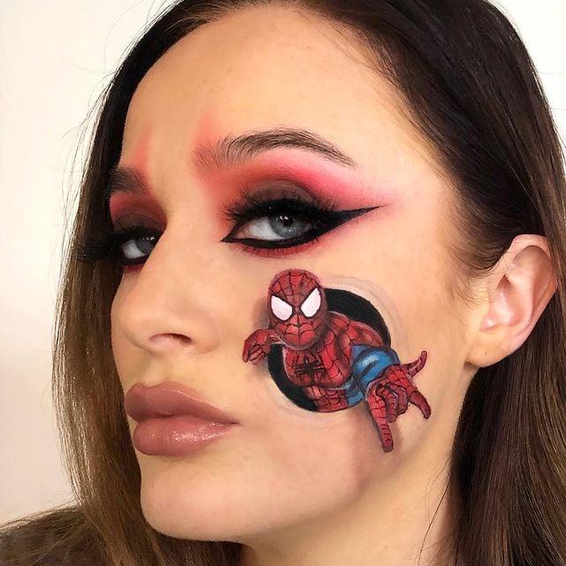 Nicky Hill, artista del maquillaje, creando ilusión óptica de Spider-Man