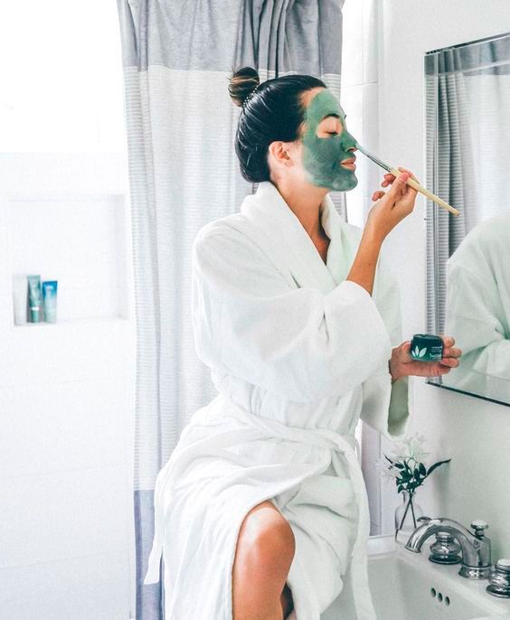 Chica frente al espejo aplicandose una mascarilla; Mascarillas con huevo para una piel bonit