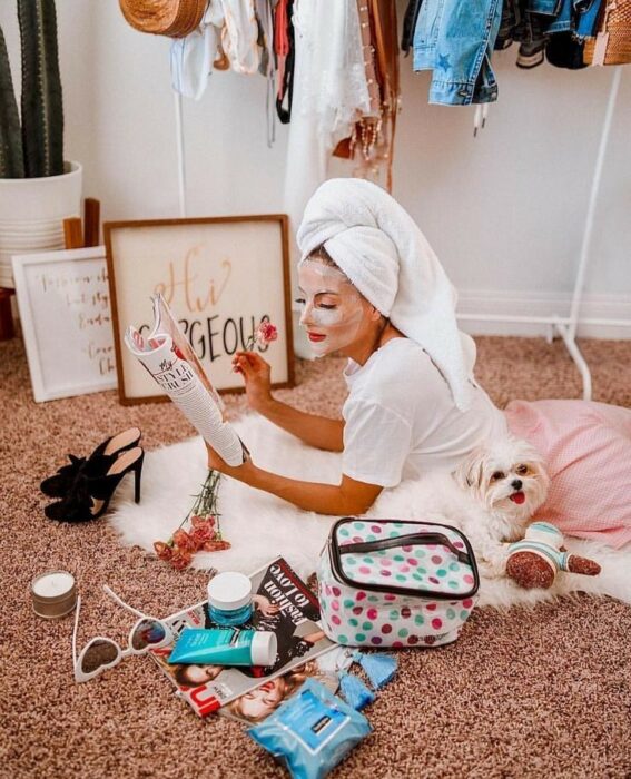 Chica leyendo una revista y llevando mascarilla; Mascarillas con huevo para una piel bonita