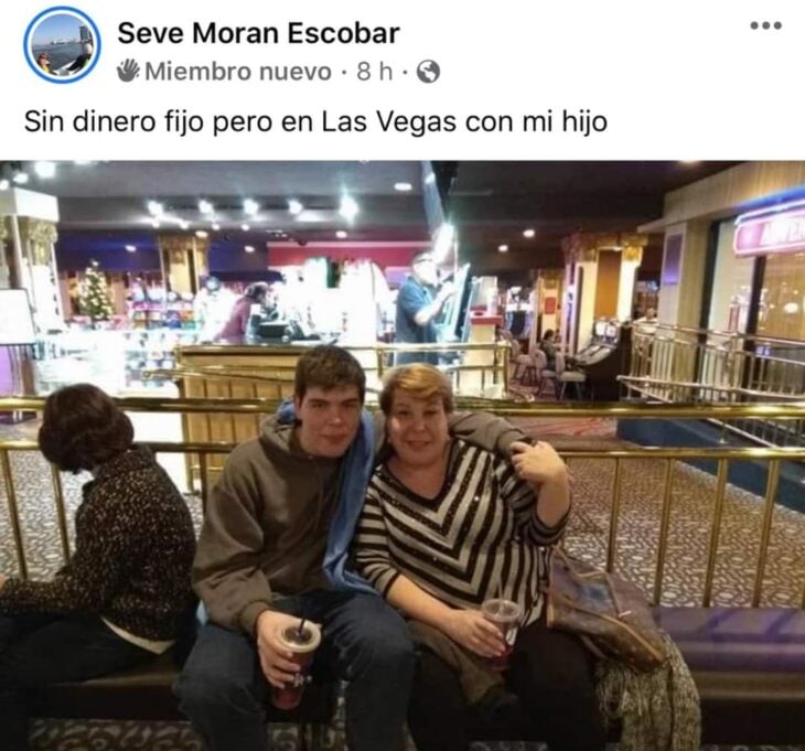 Madre e hijo de paseo en Las Vegas; Mexicanos están compartiendo fotos de sus viajes con ingeniosas rimas